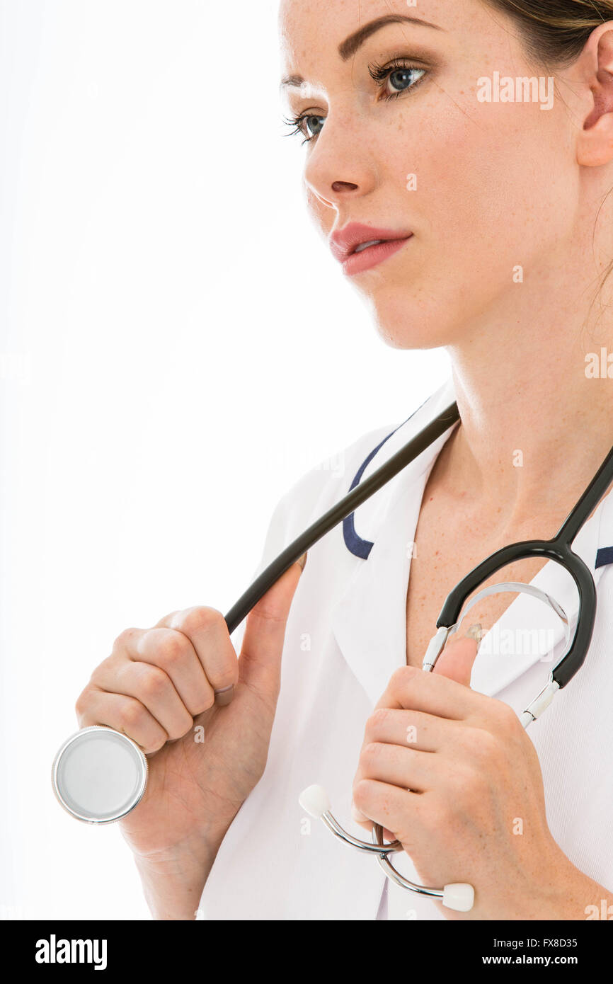 Nachdenklich besorgt, Ärztin mit einem Stethoskop Isoliert gegen einen weißen Hintergrund Stockfoto