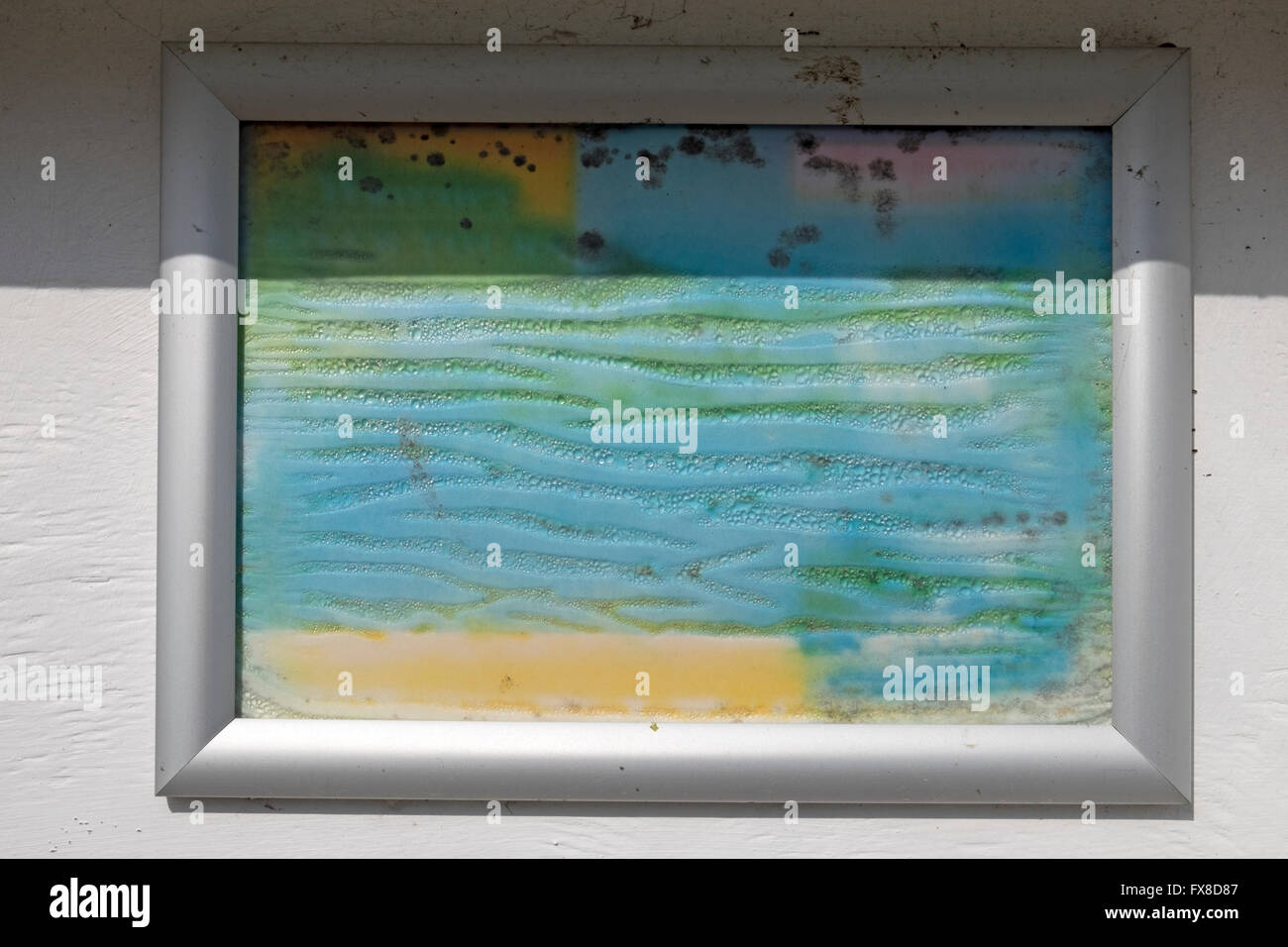 Riverside-Pinnwand mit Kondenswasser hinter dem Glas Stockfoto