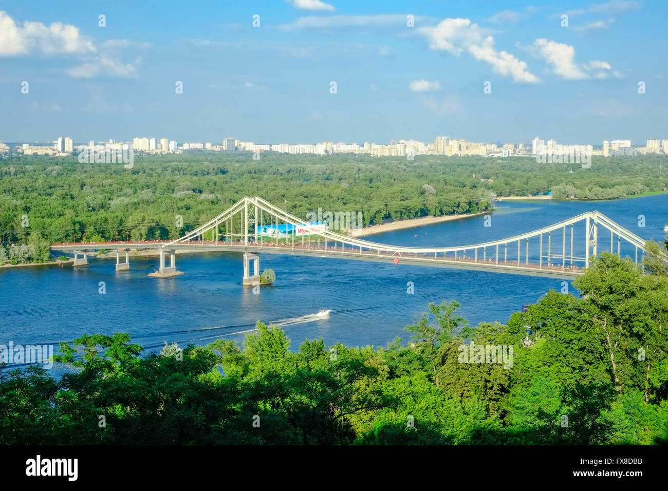 Die Fußgängerbrücke zur Insel Truchanow sieht man über den Fluss "Dnipro" von Wladimir Hügel Stockfoto