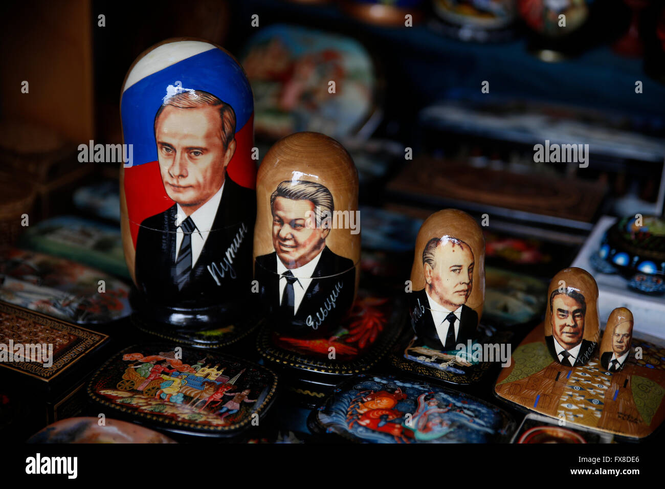 Bilder der ehemaligen Führer der Sowjetunion schmücken Matroschka Puppen an einem Marktstand in Kiew Stockfoto