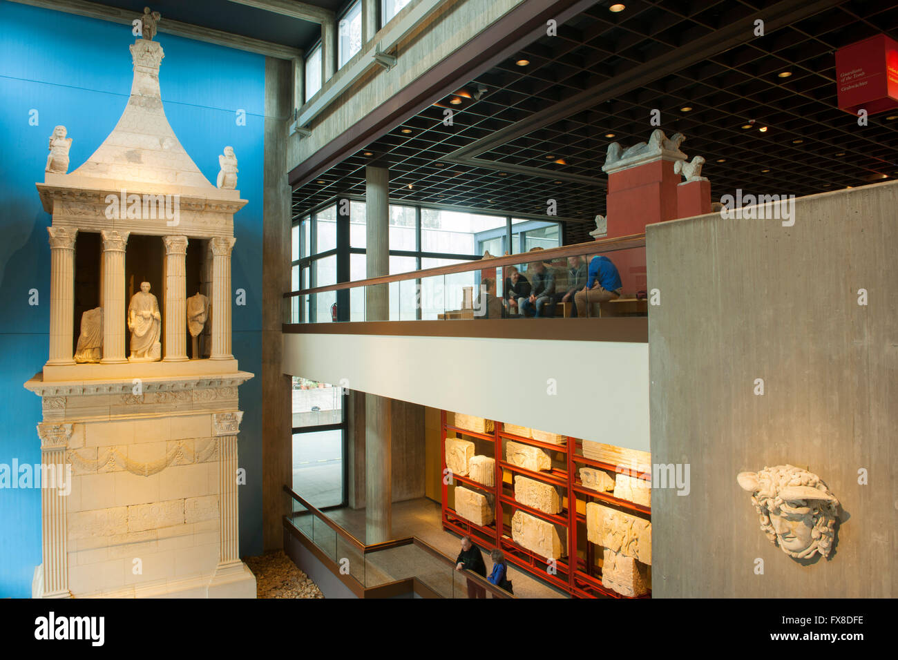 Köln, Buchforst, Roncalliplatz, Römisch-Germanische Museum, Das Grabmal Lucius Poblicius (um 40 N. Chr.) stehen ein der römischen Stockfoto