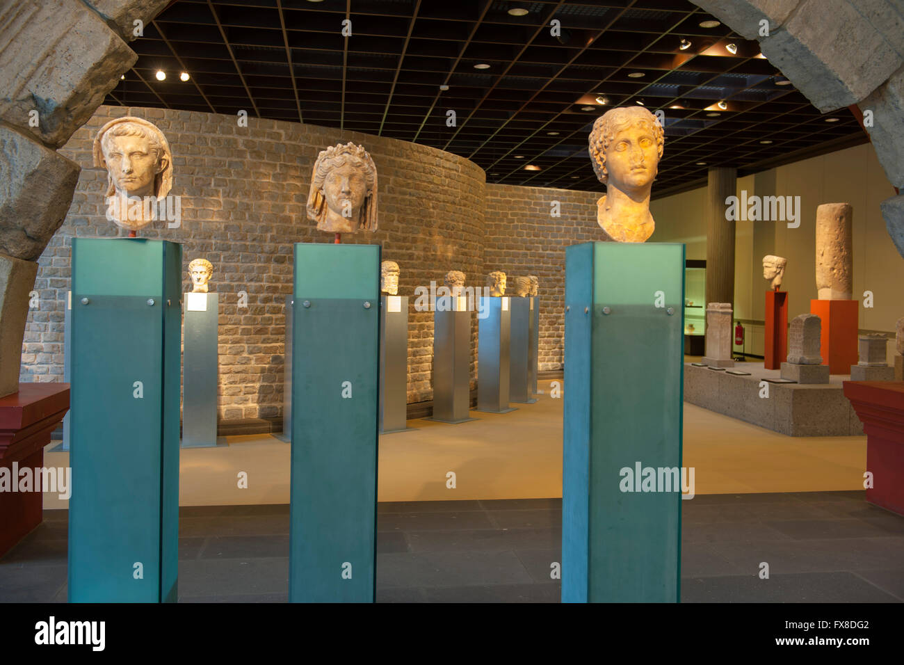 Köln, Buchforst, Römisch-Germanisches Museum, Roncalliplatz römischen Büsten. Links Das Kaiserpaar Augustus Und Livia, Rechts B Stockfoto