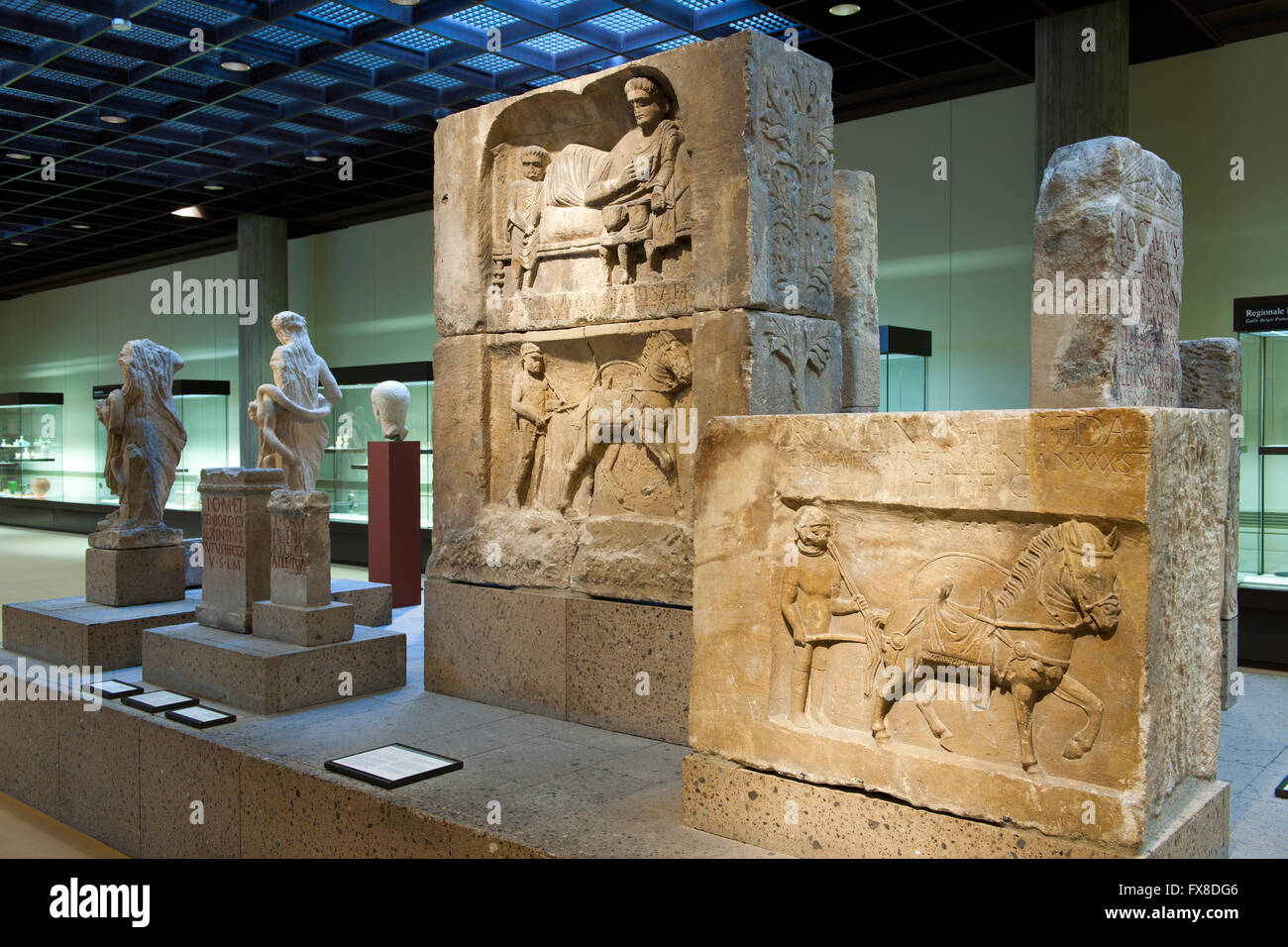 Köln, Buchforst, Roncalliplatz, Römisch-Germanisches Museum, in der Mitte: Grabmal des Longinus, Obere Szene Ein Totenmahl, der Stockfoto
