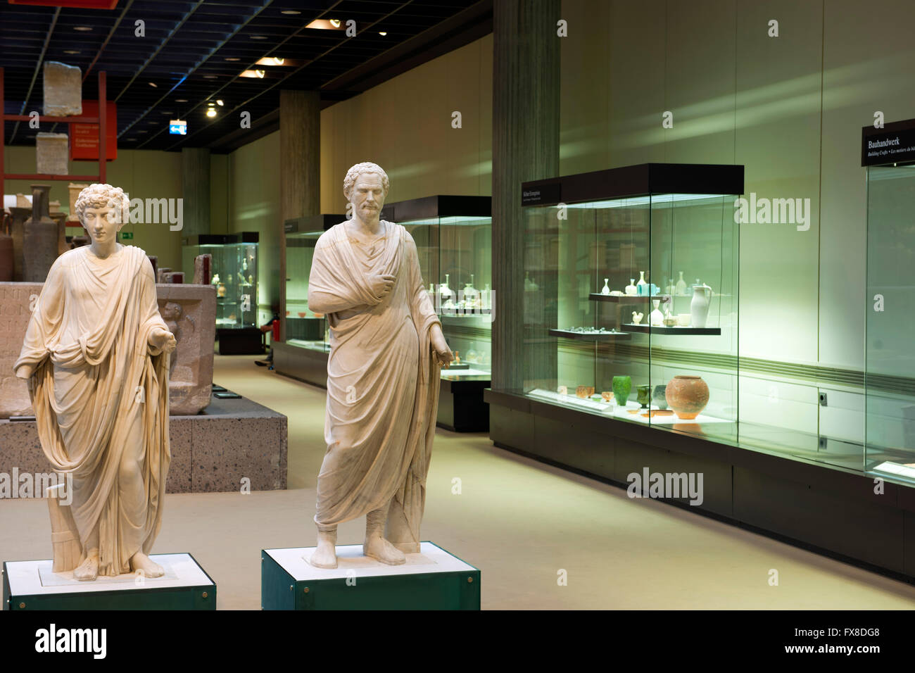 Köln, Buchforst, Römisch-Germanisches Museum, Roncalliplatz Zwei Toga-Statuen Marc Aurel ("Links") 2. Jh. N. Chr. Stockfoto