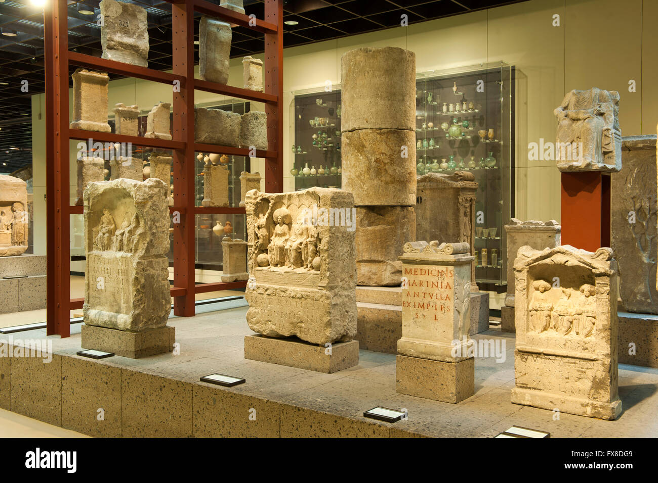 Köln, Buchforst, Roncalliplatz, Römisch-Germanisches Museum, in der Mitte: Weihaltar der Matronen Stockfoto