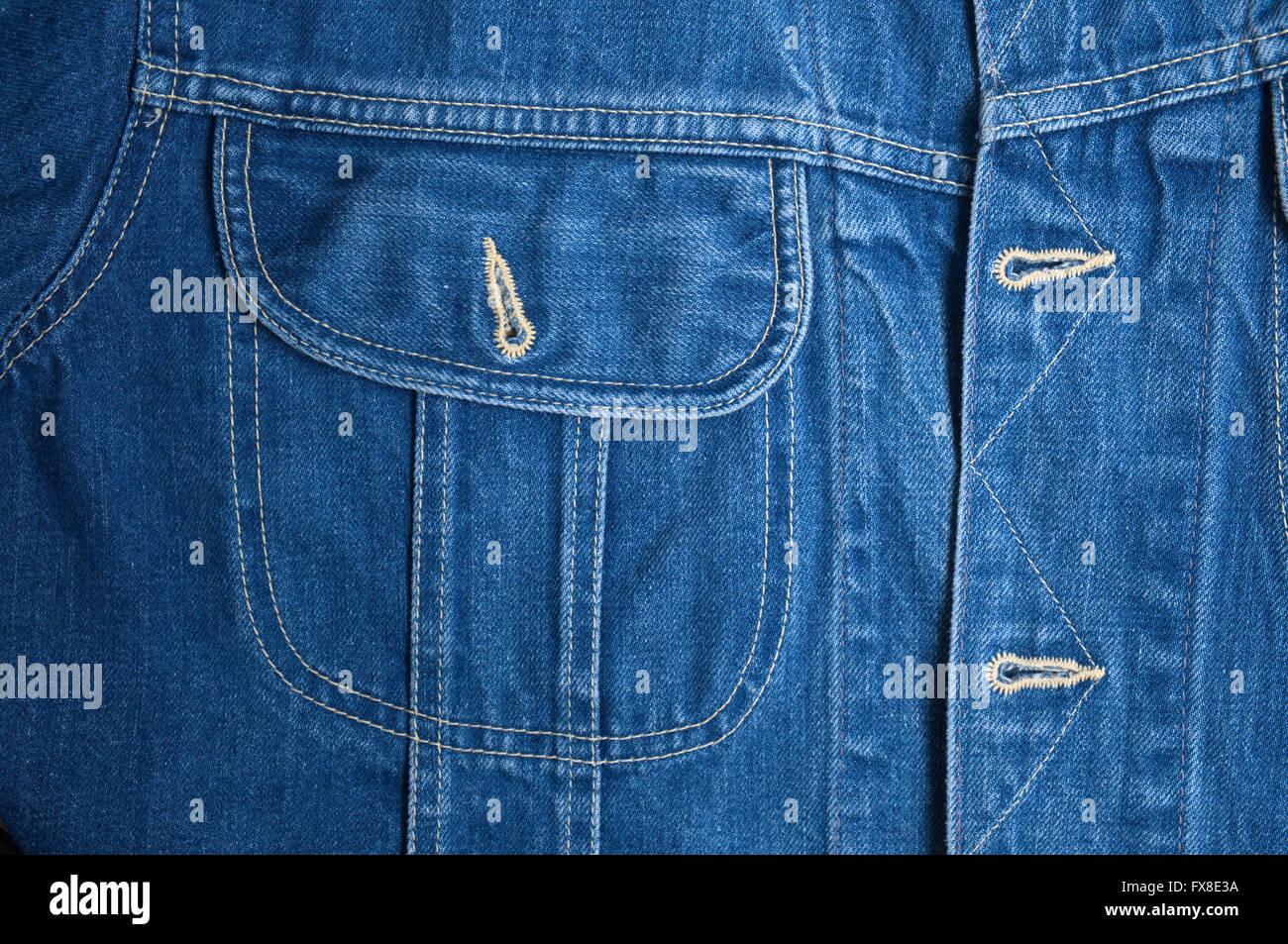 Lässige blaue Jeansjacke Nahaufnahme Detail. Mode, Texturen und Hintergründen Stockfoto