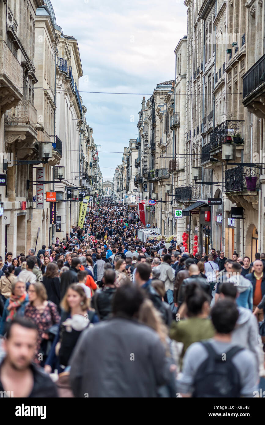 Menschen zu Fuß, Rue Sainte Catherine, die wichtigste Einkaufsstraße in Bordeaux. Bordeaux, Aquitanien. Frankreich. Stockfoto