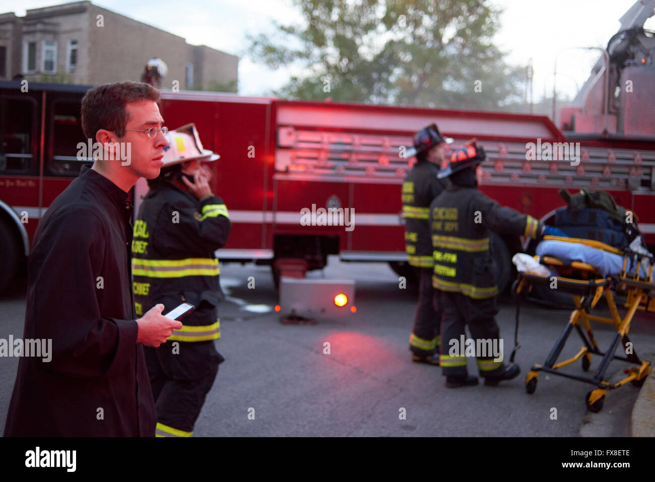 Ein Mitglied des Klerus Uhren einen zusätzlichen Alarm Feuer am Shrine of Christ the King in Chicagos Woodlawn Nachbarschaft auf Mittwoch, 7. Oktober 2015. Stockfoto