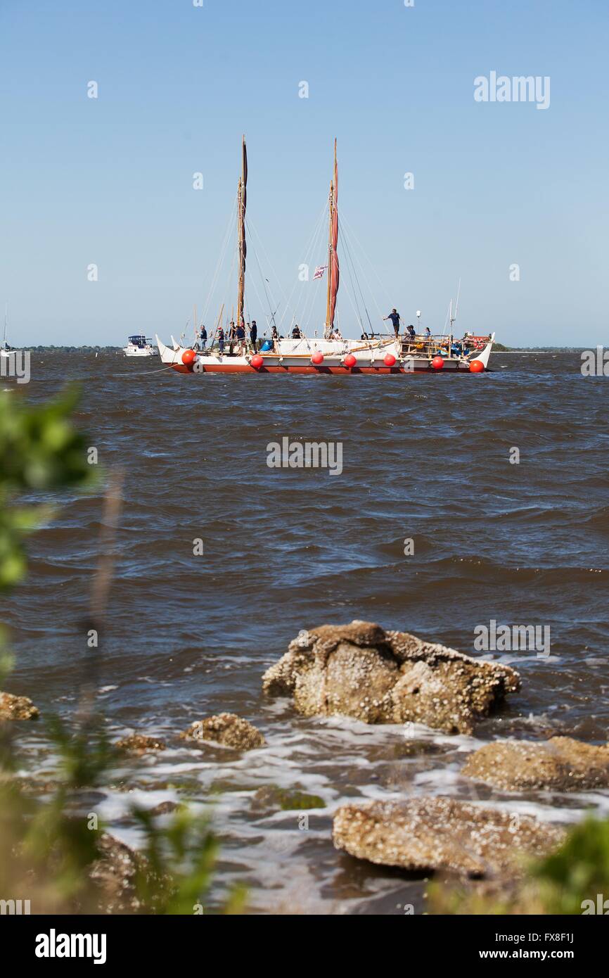 Das traditionelle polynesische voyaging Kanu Hokulea segelt der Indian River vor stoping um Hawaii Astronauten in der Nähe von Kennedy Space Center in Titusville, Florida 5. April 2016 zu Ehren. Das traditionell gestaltete, Hochsee-Hawaiian Kanu segelt auf der ganzen Welt demonstrieren alte Navigationstechniken und zur Sensibilisierung des Klimawandels. Stockfoto