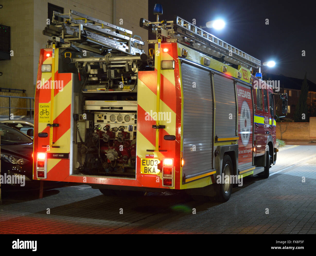 Feuerlöschfahrzeuge aus London Feuerwehr besuchen ein flaches Feuer in North Woolwich, London Stockfoto