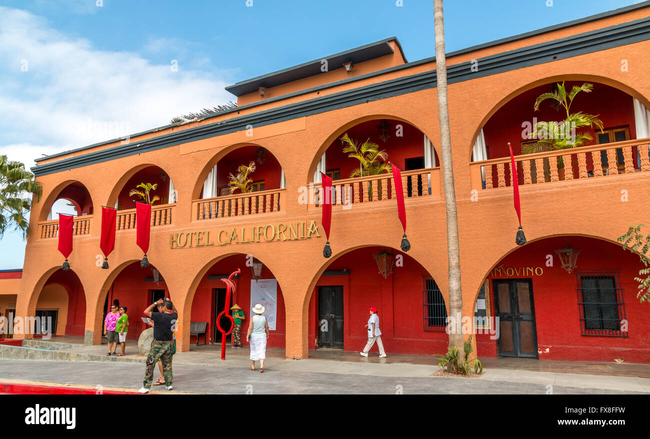 Todos Santos, Mexiko-März 23/2016: Touristen besuchen das Hotel California in Todos Santos auf der mexikanischen Baja. Stockfoto