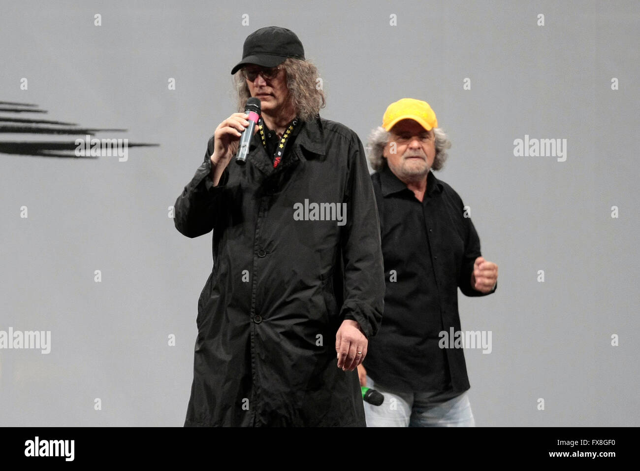 Beppe Grillo e Gianroberto Casaleggio Roma 23. 2014 Schließung der politischen Kampagne der m5s, Satz 5 Sterne Stockfoto