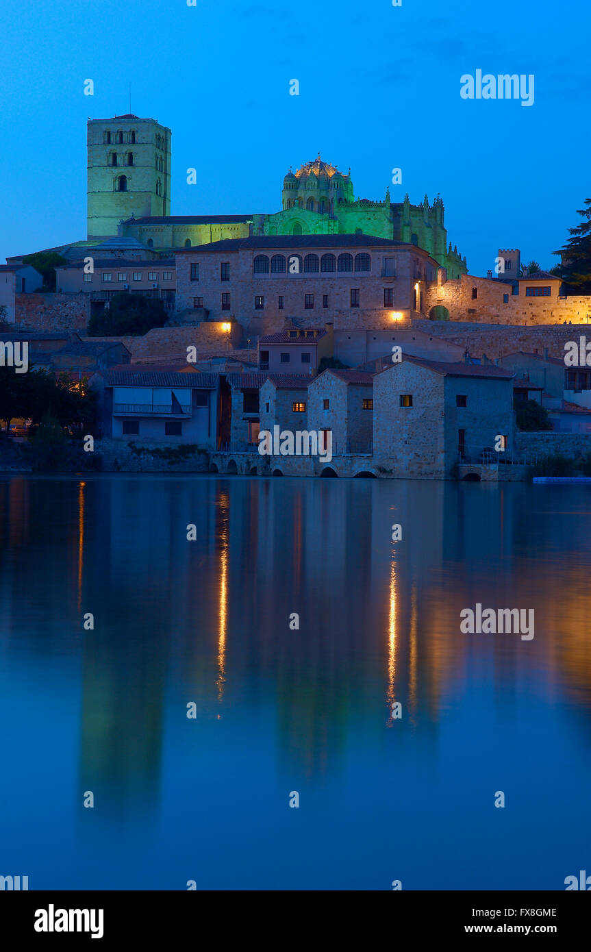 Zamora, romanische Kathedrale S. XII, Douro River bei Dämmerung, Via De La Plata, Provinz Zamora, Castilla y Len, Spanien, Europa Stockfoto