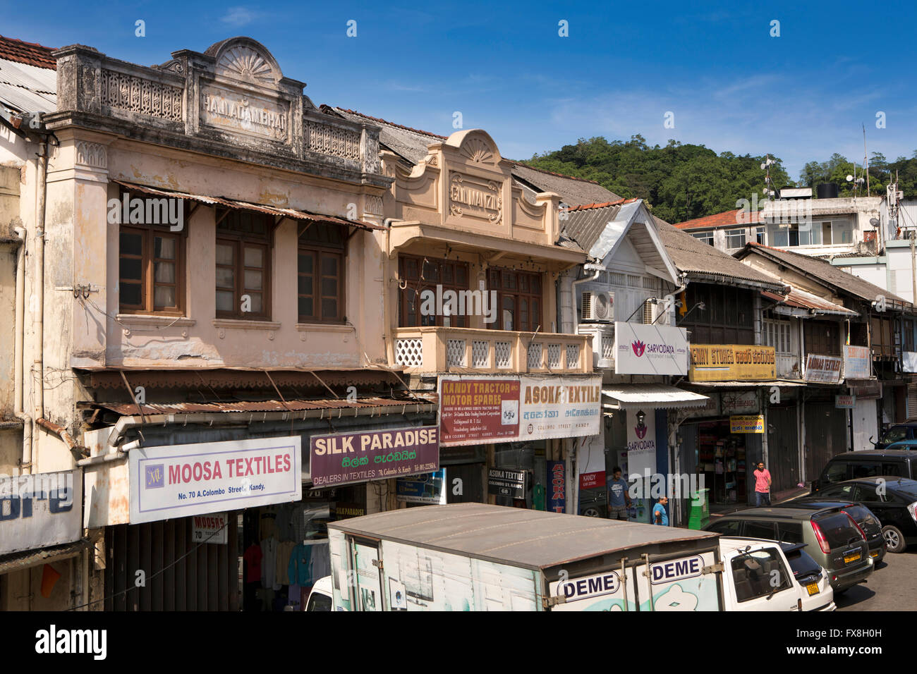 Kandy, Sri Lanka Colombo Street, Geschäfte in alt- und Neubau Stockfoto