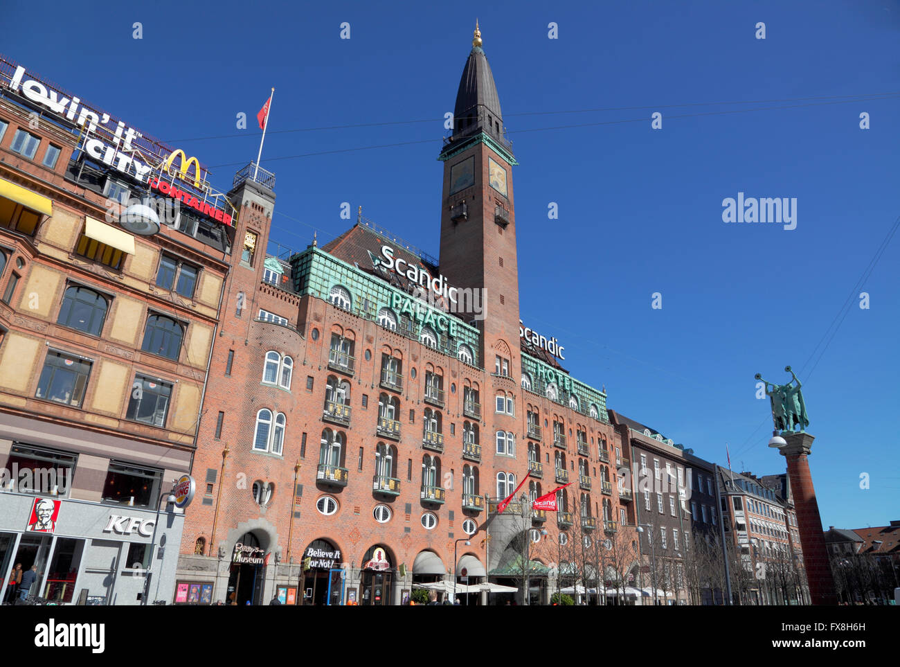 Scandic Palace Hotel und die Statue der Köder Spieler auf das geschäftige und Central City Hall Square in Kopenhagen Stockfoto