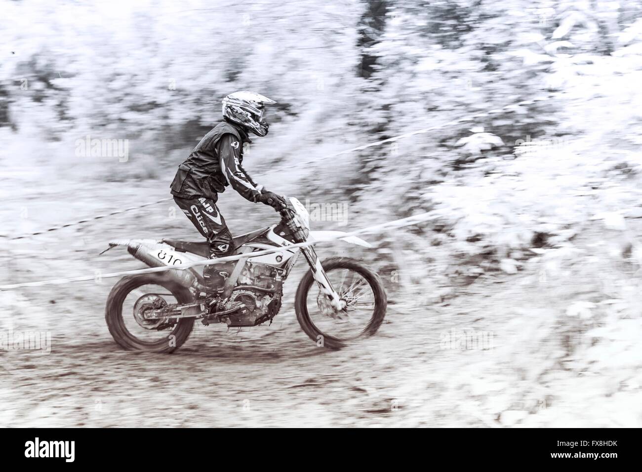 Enduro-Motobiker im Schlamm Stockfoto