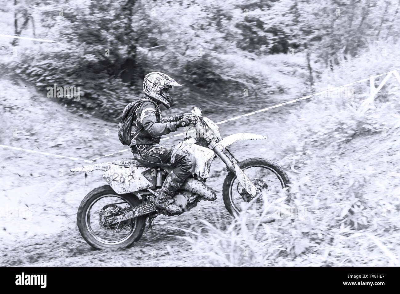 Enduro-Motobiker im Schlamm Stockfoto