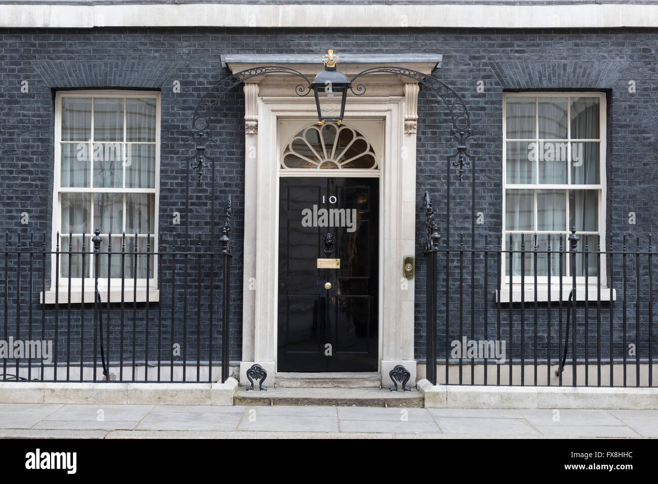 Vordere Tür der Nummer 10 Downing Street, London, England, UK. Dies ist die offizielle Residenz des britischen Premierminister Boris Johnson. Stockfoto