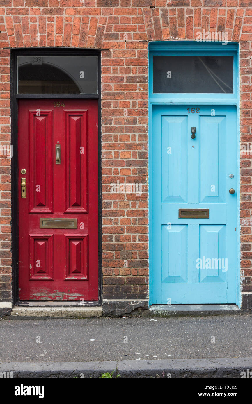 Eine blaue und rote Tür in einer Stadtstraße Stockfoto