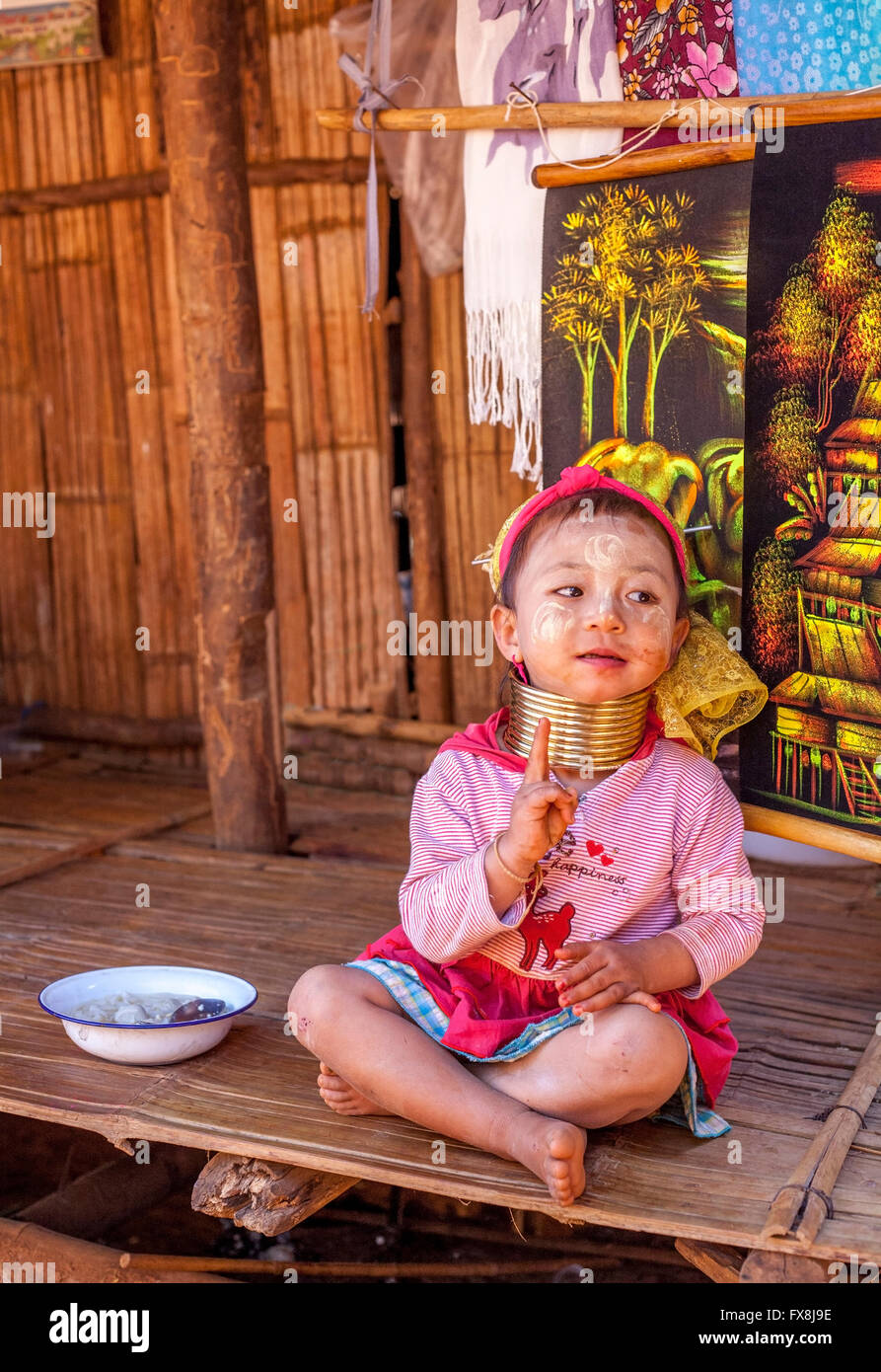 Lächelnde junge Padaung Kind trägt ein Kayan Lahwi Halsring Thailand Stockfoto