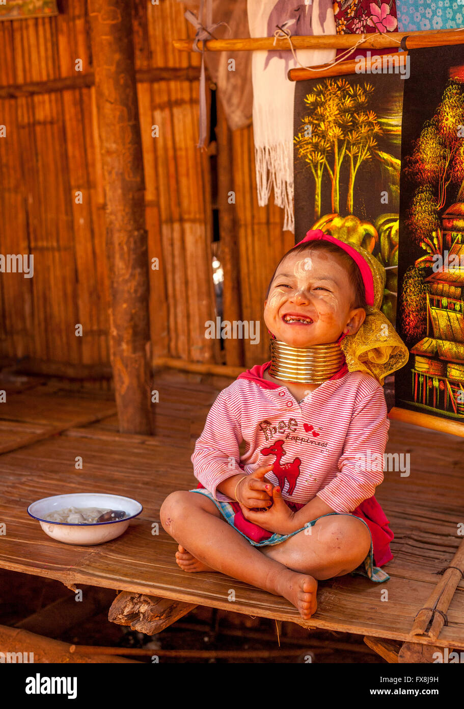 Lächelnde junge Padaung Kind trägt ein Kayan Lahwi Halsring Thailand Stockfoto