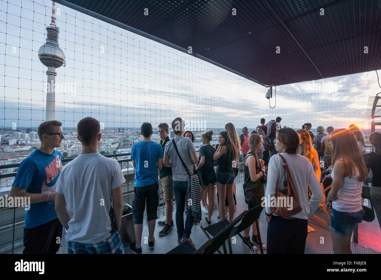 Panorama Bar, Park Inn, Alexander Sqaure, Aussichtspunkt, Jugendliche, Berlin Stockfoto