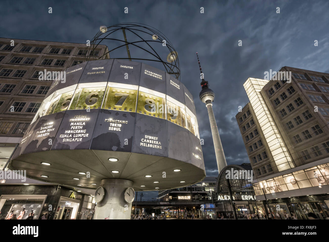 Berlin Alexander Platz, Weltzeituhr, Fernsehturm Alex, Straßenbahn in Hintergrund, Twilight Stockfoto