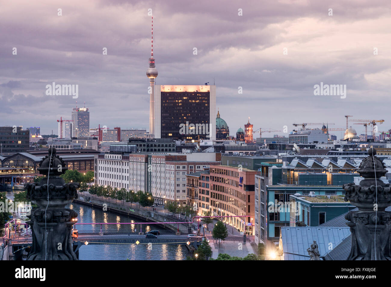 Blick vom Reichtages Kuppel zum Fernsehturm Alex, Dom, Spree, Berlin Stockfoto