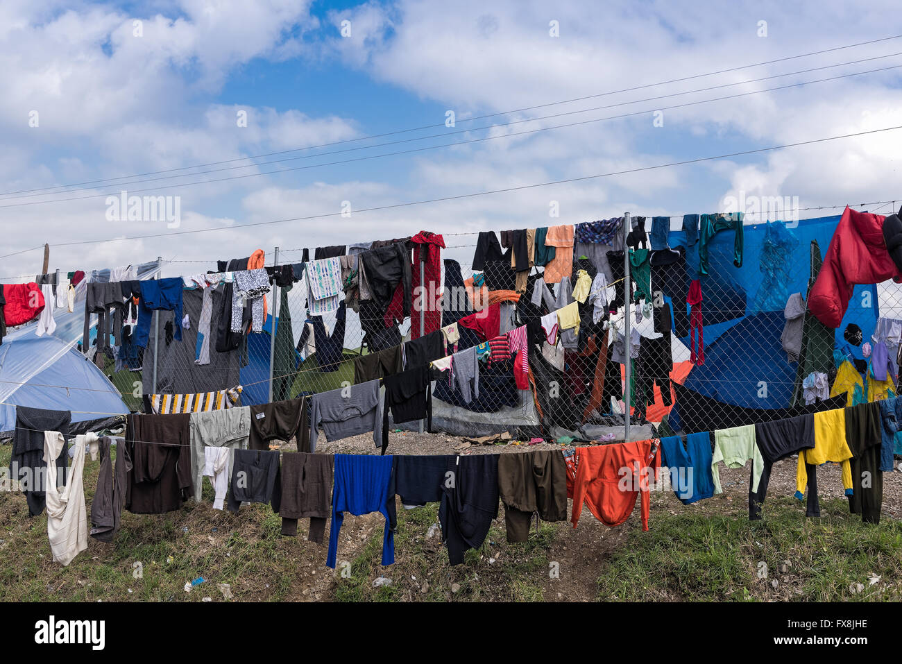 Flüchtlinge und Migranten versuchen, ihre Kleider zu trocknen, nach starkem Regen am 17. März 2015 im Flüchtlingslager Eidomeni, Griechenland. Stockfoto