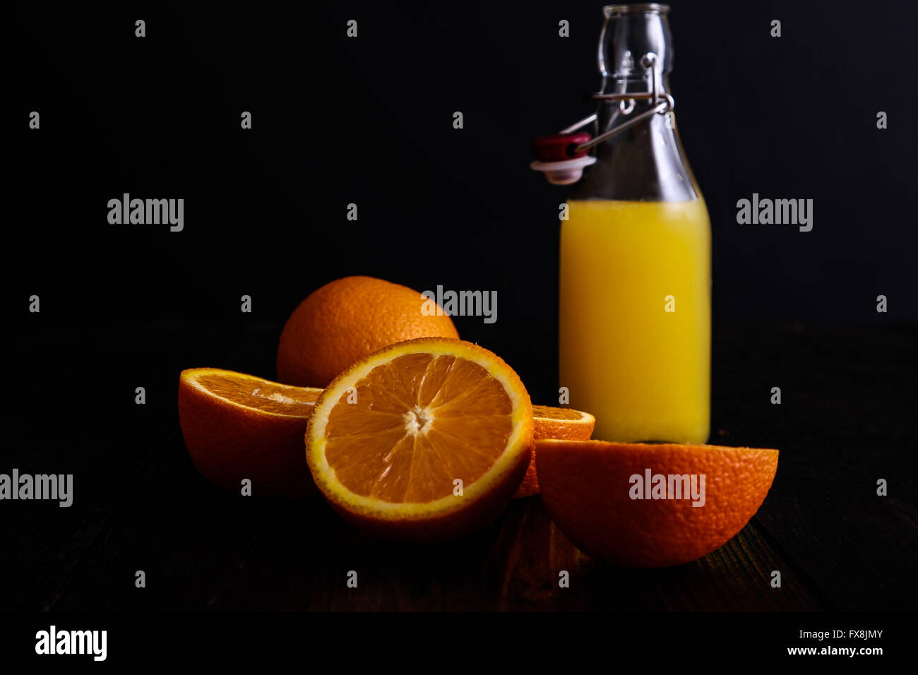 Frisch gepresster Orangensaft mit Bits. Stockfoto