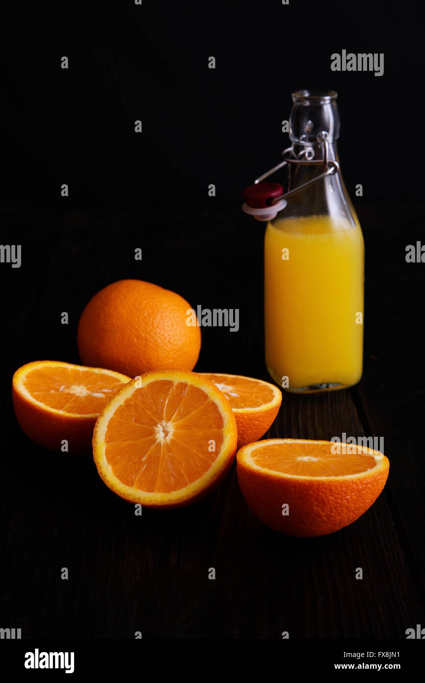 Frisch gepresster Orangensaft mit Bits. Stockfoto