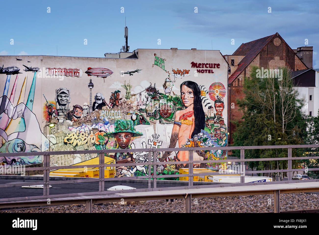 Graffiti von Streetart Projekt Interbrigadas an der Rückwand des Hotel Mercure in berlin Stockfoto