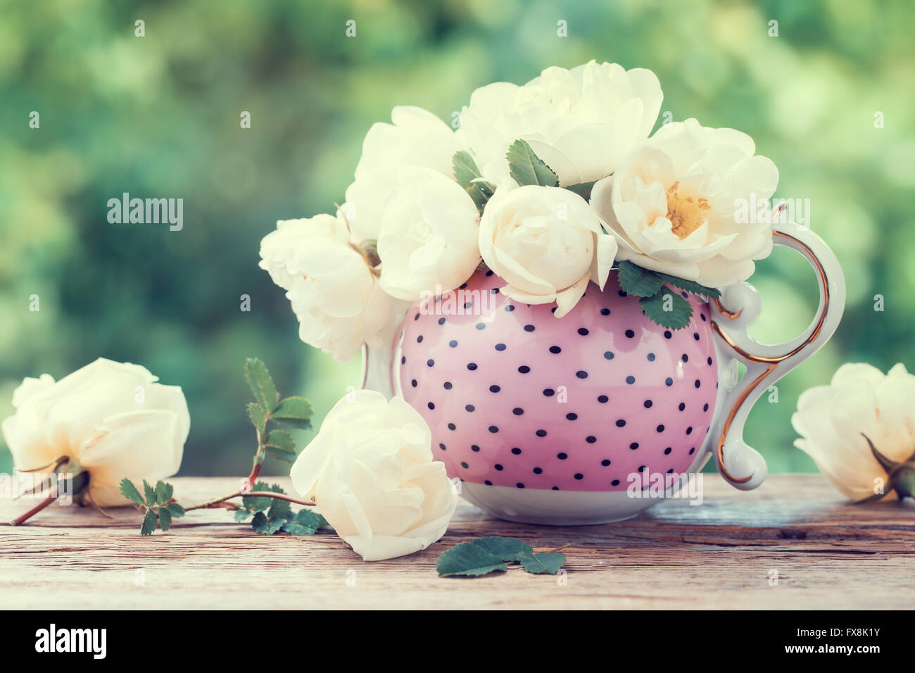 Blumenstrauß aus Rosen im Tee Wasserkocher. Hochzeit oder Geburtstag noch leben. im Retrostil. Stockfoto
