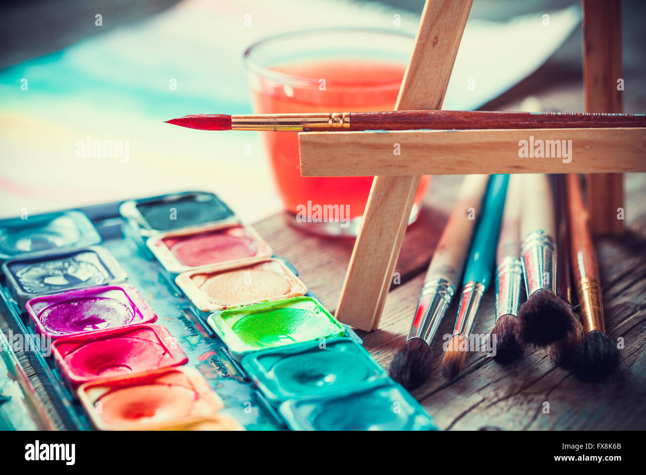 Satz von Aquarellfarben und paintrushes für Malerei closeup. Selektive konzentrieren. im Retrostil. Stockfoto