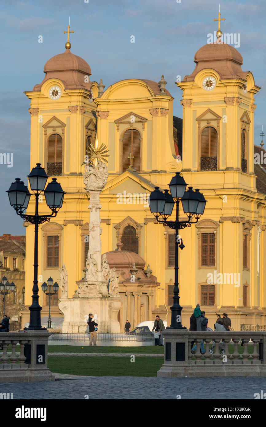 TIMISOARA - 27. Februar: Union Square (Piata Unirii) in Timisoara, Rumänien mit römisch-katholische Bischofskirche im Hintergrund. Stockfoto