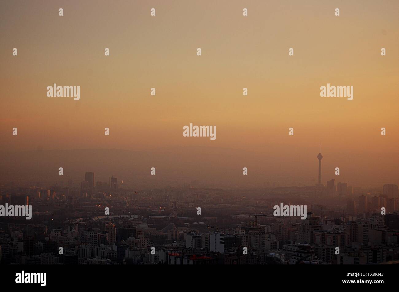 Skyline von Milad Tower in Teheran bei Sonnenuntergang Stockfoto
