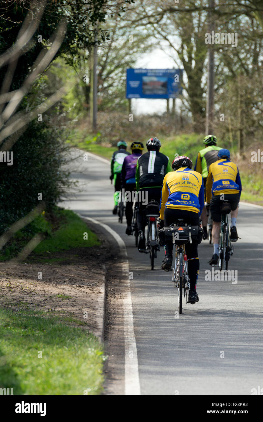 Radsport Club-Gruppe auf einer Landstraße, Warwickshire, UK Stockfoto