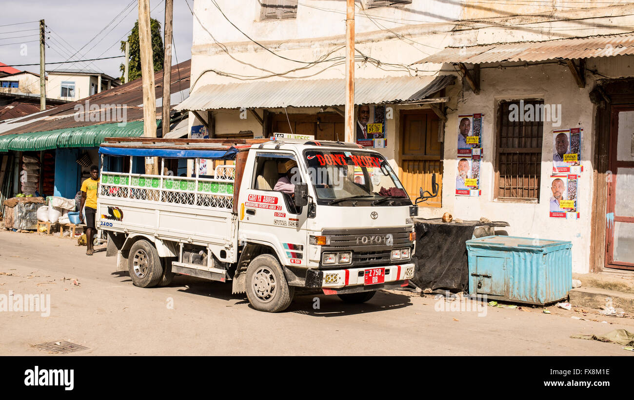 Eine afrikanische Dala-Dala, Minibus share Taxis. Sie sind eine der wichtigsten Form des öffentlichen Verkehrs in Tansania. Stockfoto Eine afrikanische Dala-Dala, Minibus share Taxis. Sie sind eine der wichtigsten Form des öffentlichen Verkehrs in Tansania. Stockfoto