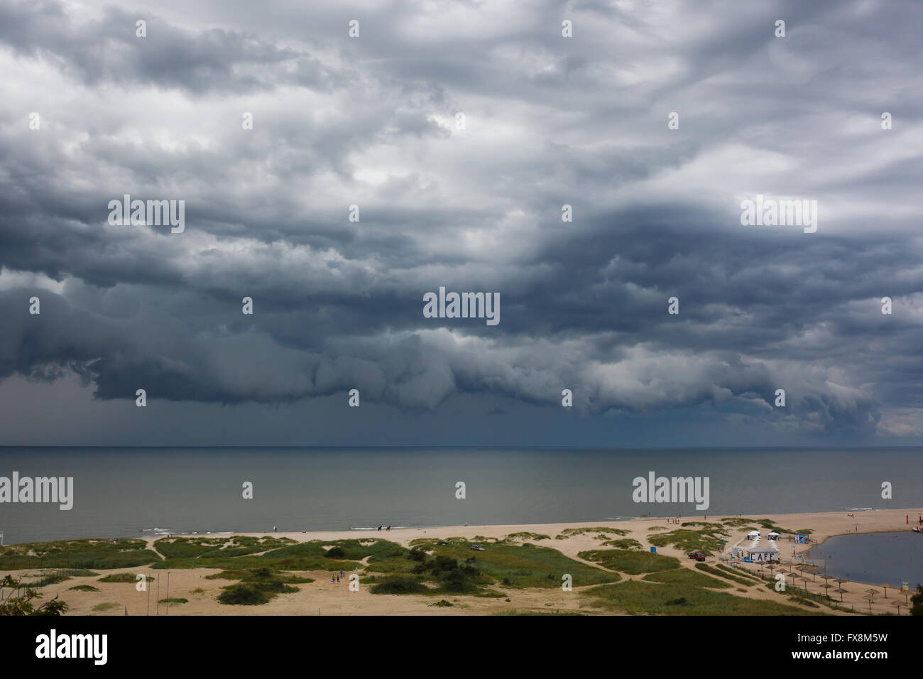 Dunkle Wolke Asperatus über die Ostsee im Sommer Stockfoto