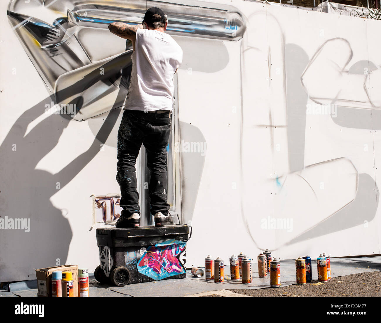 Writer malen ein neues Graffiti mit einem Spray. Die neue Graffiti wurde als Teil der Urban Art Street Festival in Auftrag gegeben Stockfoto