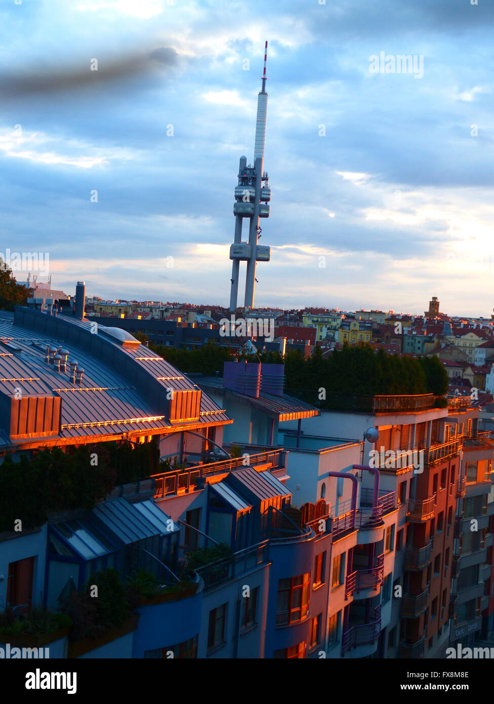 Prag, Jeseniova Street, neue Wohnhäuser mit Zizkov TV Tower Stockfoto