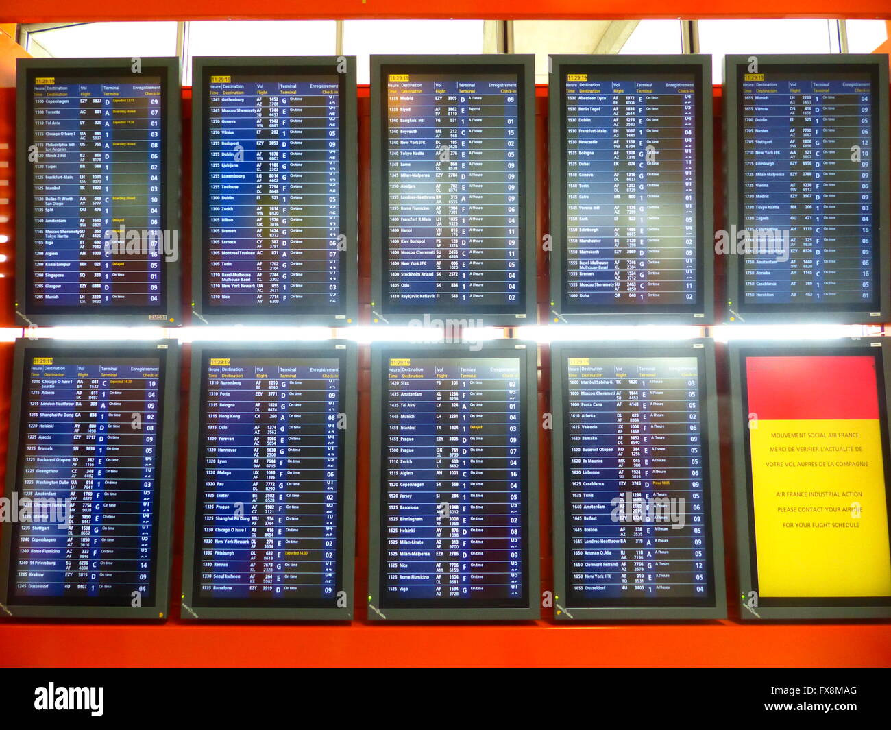 Informationen zum Flug Abflug am Charles De Gaulle International Airport Stockfoto