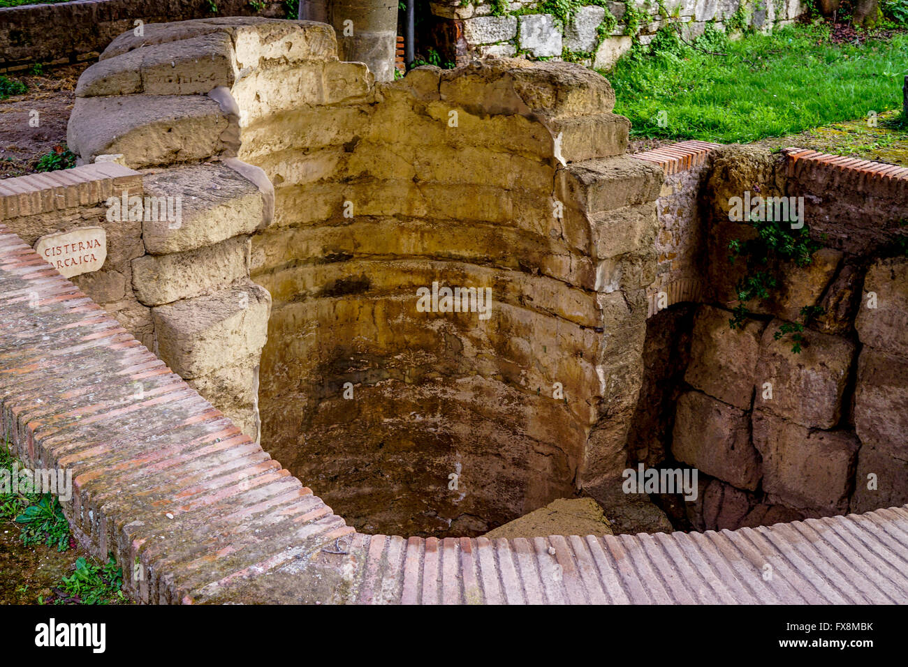 Römischen archaischen Zisterne (Cisterna Arcaica) Ruinen, Palatin, Rom Stockfoto