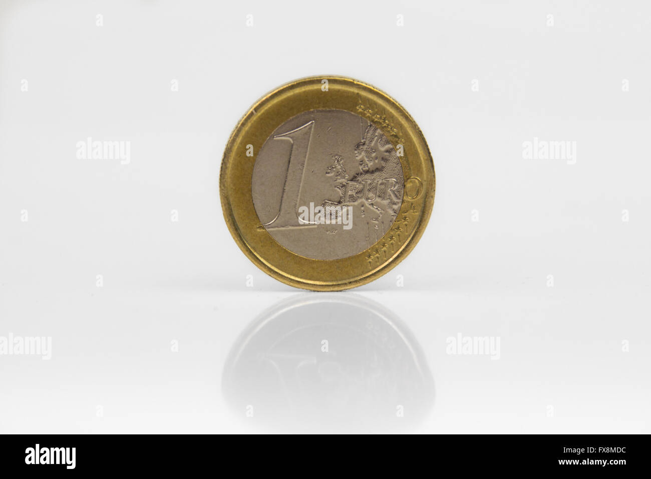 Ein-Euro-Münze isoliert auf weißem Hintergrund Stockfoto
