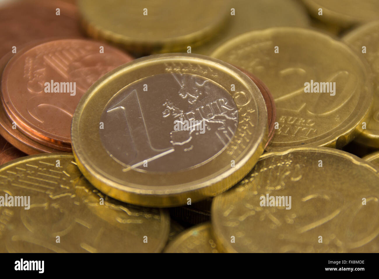 einen Euro auf Haufen von Euro-Münzen-Makro Stockfoto