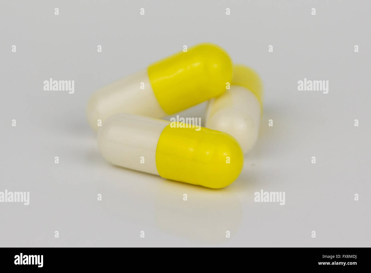 Gruppe von Kapseln Makro - Pillen Closeup isoliert auf weißem Hintergrund Stockfoto