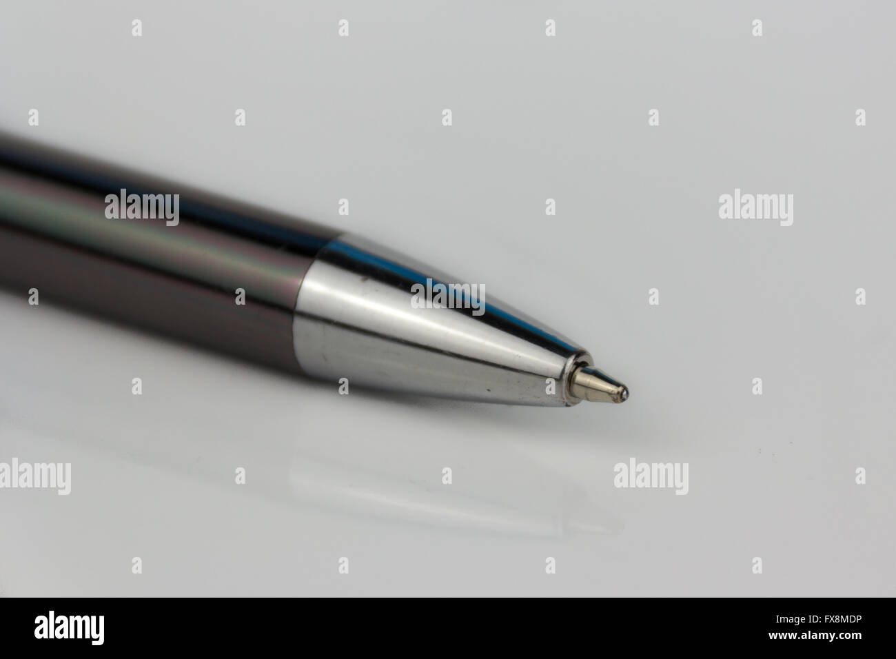 Stift-Makro, Bleistift isoliert auf weißem Hintergrund Stockfoto
