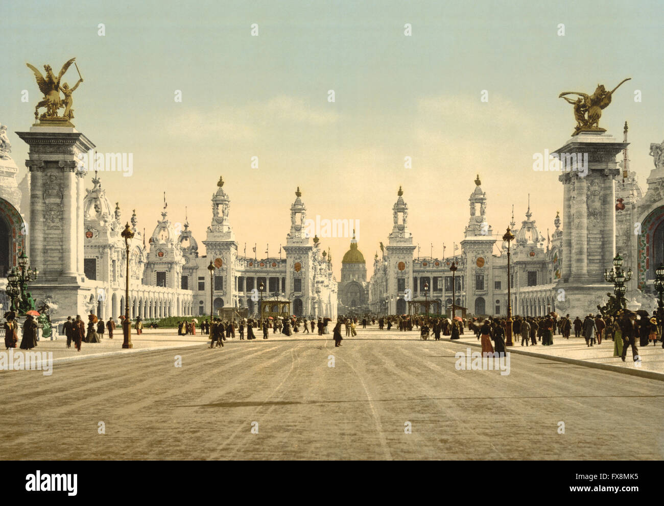 Avenue Nicholas II, mit Blick auf die Kuppel des Invalides, Exposition universelle, Paris, Frankreich, Photochrome Print, um 1900 Stockfoto