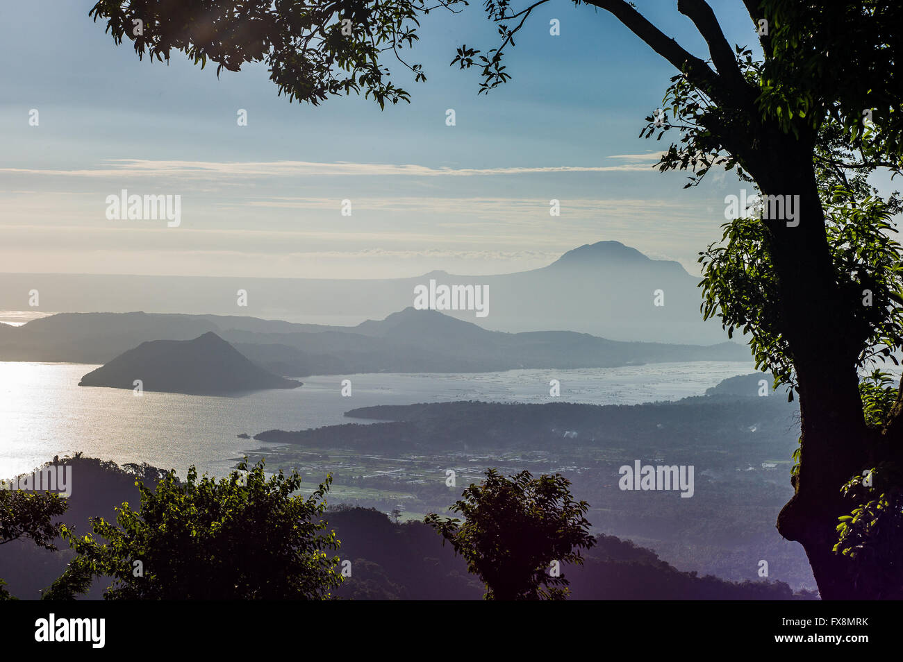 Mit Blick auf eine der Taal Vulkan-Insel im Lake Taal Stockfoto