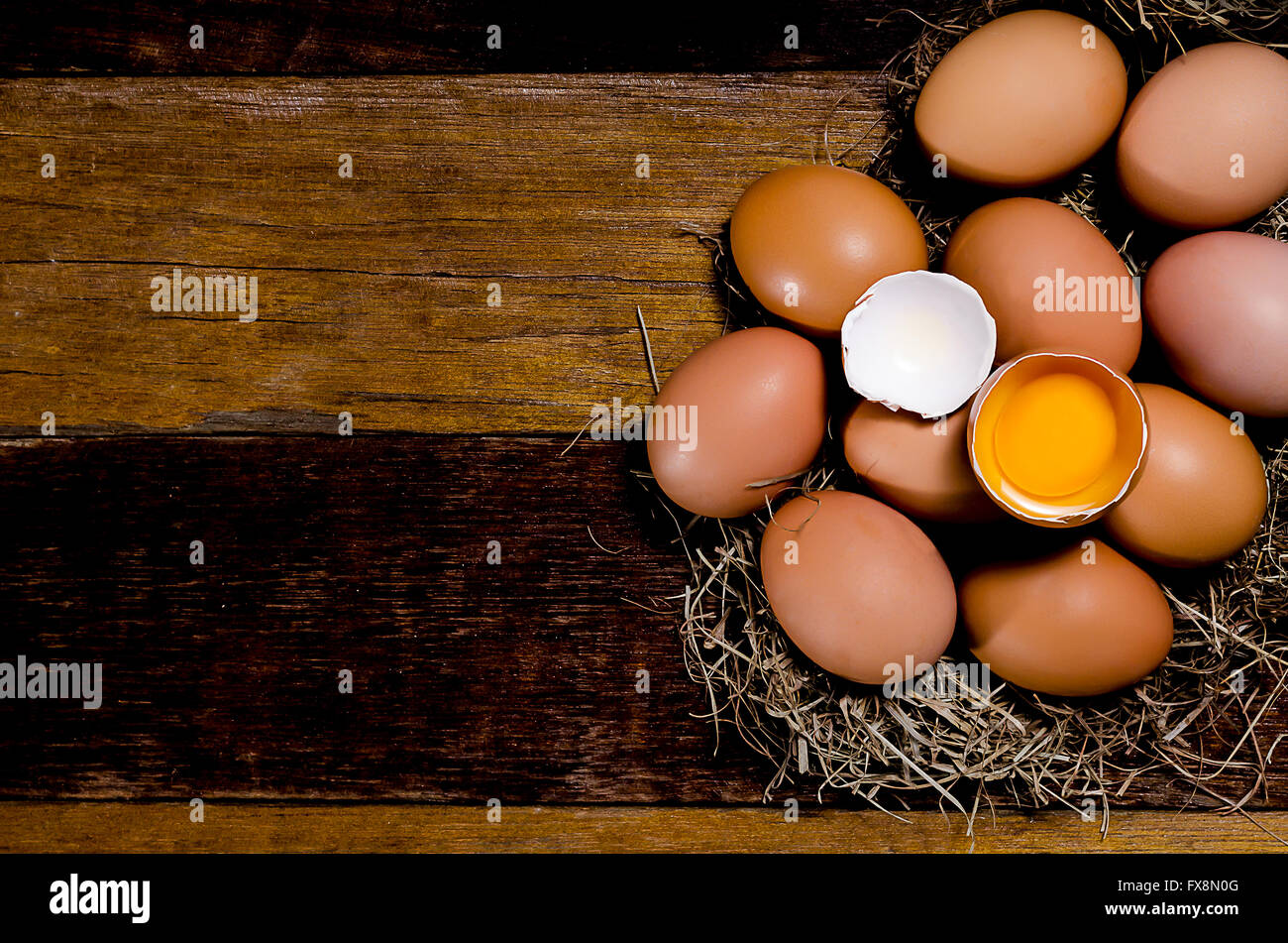 Eiern im Nest auf dunkle Vintage Holz-Hintergrund. Ansicht von oben Stockfoto